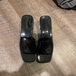 French connection heels with a chunky heel. Size 11 women’s but can fit a 9-11.